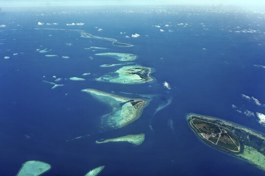 Vaadhoo Island, chain of islands on the outer reef, Gaafu Alifu Atoll or North Huvadhu Atoll, Indian Ocean, Maldives