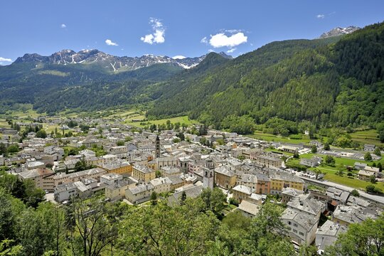 Village view with collegiate church St. Viktor and reformed church in front of mountain scenery, Poschiavo, Puschlav, canton Graub&uuml;nden, Switzerland