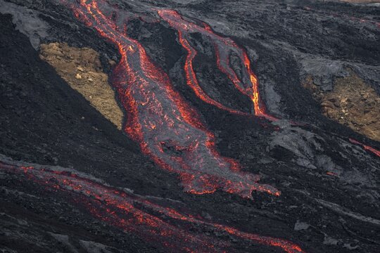 Glowing lava, lava flow, lava field, active table volcano Fagradalsfjall, Kr&yacute;suv&iacute;k volcanic system, Reykjanes Peninsula, Iceland