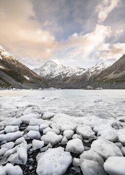 Ice chunks on Hooker Lake, Mount Cook, Hooker Valley, Mount Cook National Park, Southern Alps, Canterbury Region, Southland, New Zealand