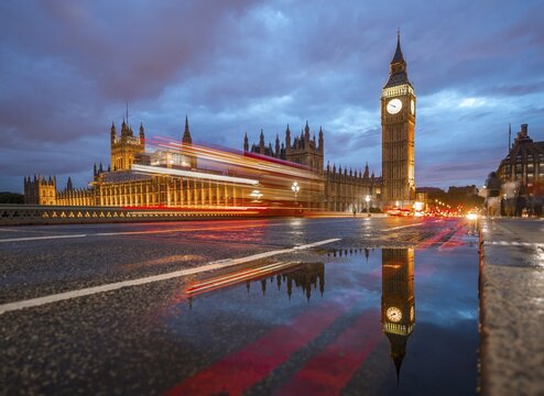 Light traces, double-deck bus, Westminster Bridge, Palace of Westminster, Houses of Parliament with reflection, Big Ben, City of Westminster, London, England, United Kingdom