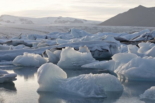 Icebergs with Brei&eth;amerkurjoekull Glacier in the background, Joekulsarlon glacial lake, southern coast of Iceland, Atlantic Ocean