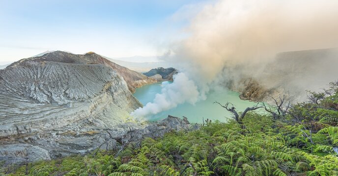 Volcano Kawah Ijen, volcanic craters with crater lake and steaming vents, morning light, Banyuwangi, Sempol, Eastern Java, Indonesia