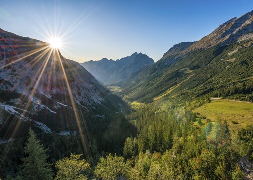 View into the Karwendel valley with the mountain peaks Karwendelspitze and Hochkarspitze, solar reflex, Karwendelhaus, Tyrol, Austria