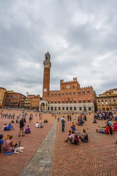Tourists at the Palazzo Pubblico with Mangia Tower and Chapel, Piazza Il Campo, Siena, Tuscany, Italy