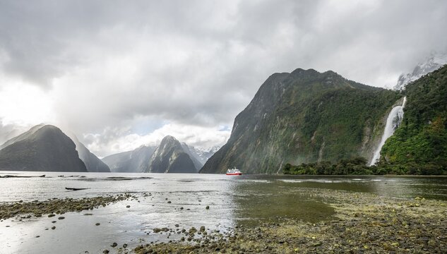 Waterfall Bowen Falls, Mitre Peak, Milford Sound, Fiordland National Park, Te Anau, Southland, South Island, New Zealand