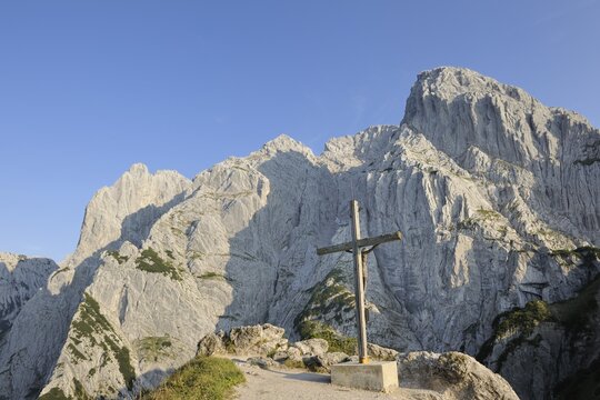 Cross in front of Mt Predigtstuhl and Mt Fleischbank, Stripsenjochhaus, Wilder Kaiser, Tyrol, Austria, Europe