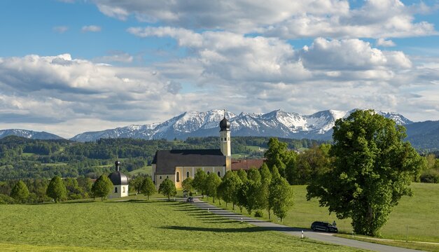 Pilgrimage church St. Marinus and Anian in Wilparting, back Mangfall mountains, community Irschenberg, Oberland, Oberbayern, Bayern, Germany