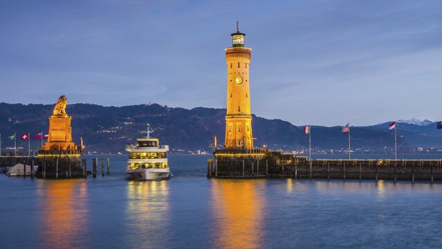 Harbour with lighthouse and Bavarian Lion, Lindau am Lake Constance, Bavaria, Germany