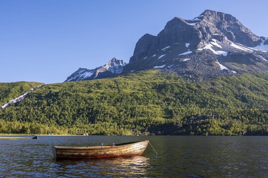Ruterboat at the lake Innerdalsvatna, Innerdalen High Valley, Trollheimen Mountain Area, Sunndal, M&oslash;re og Romsdal, Vestlandet, Norway
