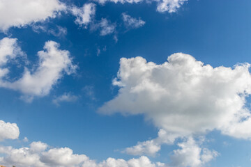 Obraz premium White fluffy clouds on the sky