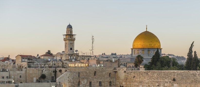 Dome of the Rock, also Qubbat As-sachra, Kipat Hasela, behind the Wailing Wall at dusk, Old Town, Jerusalem, Israel