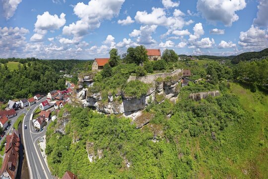 Pottenstein Castle with castle museum, hilltop castle, Spornburg, geotope, left B470, Franconian Switzerland-Veldenstein Forest nature park Park, Upper Franconia, Franconia, Bavaria, Germany