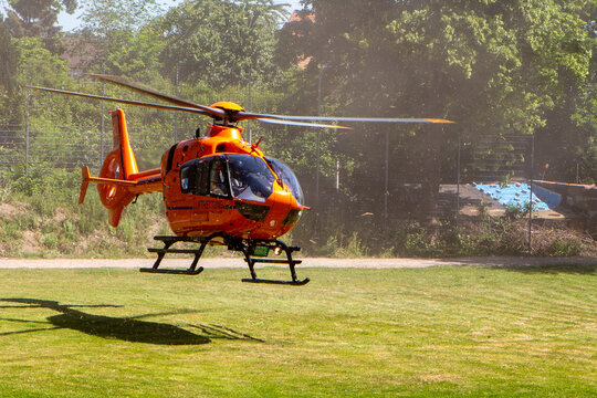 Bielefeld,Deutschland- 28.05.2020: Landung des Rettunghubschraubers Christoph 13 dabei Unrat und Staub aufwirbelnd