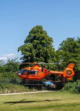 Bielefeld,Deutschland- 28.05.2020: Landung des Rettunghubschraubers Christoph 13 dabei Unrat und Staub aufwirbelnd