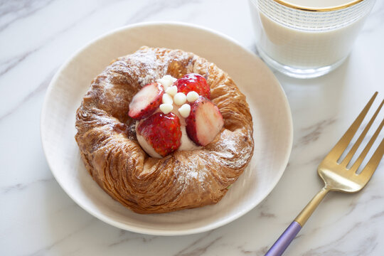 ストロベリーデニッシュの朝食