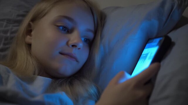 M&auml;dchen nachts im Bett am Smartphone 