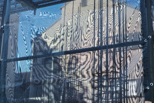 工事現場の保護ネットに現れたモアレ