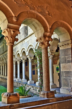 Colico, il chiostro dell'Abbazia di Piona o Priorato di Piona, importante esempio di architettura romanica lombarda, Lago di Como, Italia