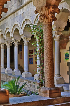 Colico, il chiostro dell'Abbazia di Piona o Priorato di Piona, importante esempio di architettura romanica lombarda, Lago di Como, Italia