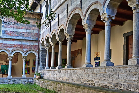 Colico, il chiostro dell'Abbazia di Piona o Priorato di Piona, importante esempio di architettura romanica lombarda, Lago di Como, Italia