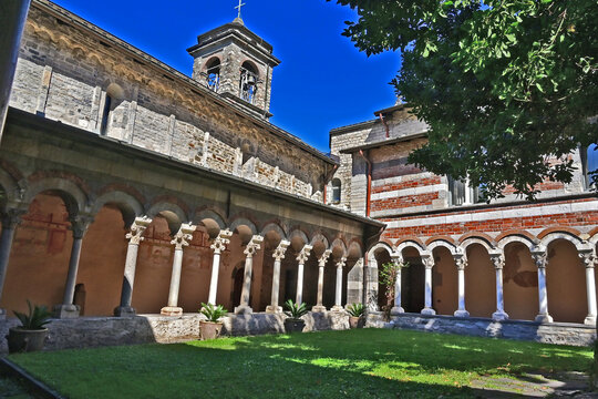 Colico, il chiostro dell'Abbazia di Piona o Priorato di Piona, importante esempio di architettura romanica lombarda, Lago di Como, Italia