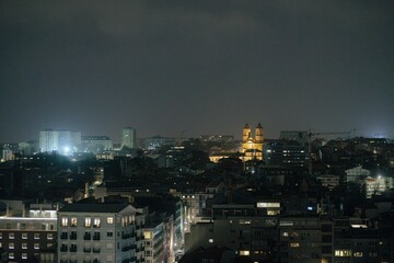 Obraz premium Bright lights illuminate Porto's skyline as digital nomads adapt to life in this vibrant city amidst rising housing prices and economic challenges. The night reveals a blend of history and modernity