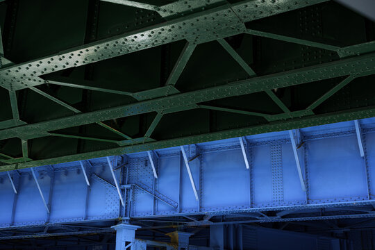 並行して走るレールが奥行きを感じさせる鉄道高架下のコンクリート建築。都会のインフラを捉えた見上げた構図