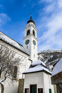 Pontresina, Dorfkirche, Sankt Nikolaus, Kirchturm, Engadiner Dorf, Oberengadin, Engadin, Alpen, Graub&uuml;nden, Wanderweg, Winter, Wintersport, Langlauf, Winterlandschaft, Schweiz