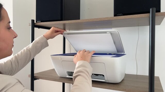 Joven profesional poniendo documento en el scanner