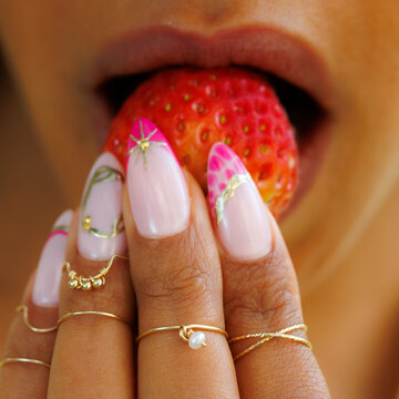 Femme mangeant une fraise