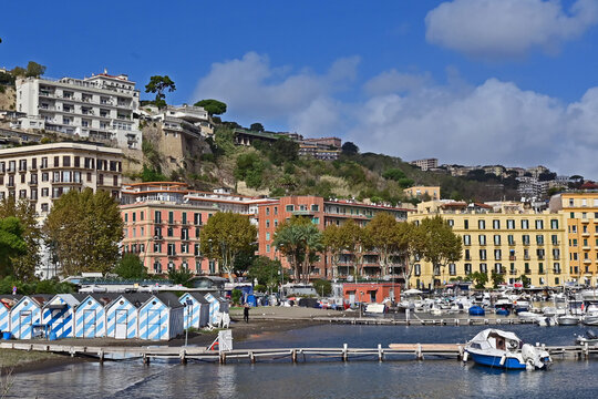 Napoli, spiaggia, lungomare e vedute di Mergellina, Campania, Italia