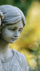 Obraz premium A pair of statues sit side by side, made of stone or marble, possibly in a museum or garden