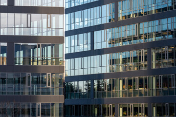 współczesna architektura- biurowce w mieście © anix