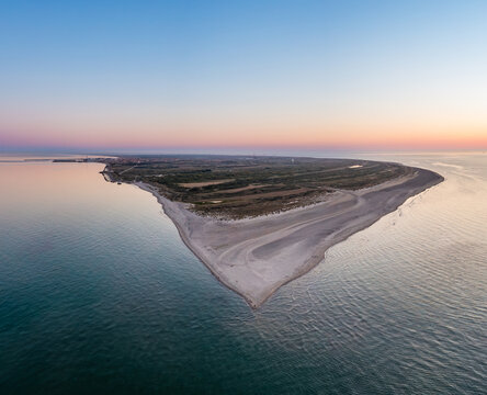 Grenen bei Skagen in D&auml;nemark, wo Nordsee und Ostsee bzw. Skagerrak und Kattegat aufeinander treffen, bei Sonnenuntergang.