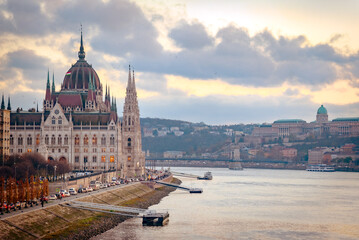 Obraz premium Hungarian parliament building side view