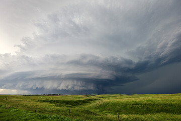 Obraz premium Ominous storm clouds from a supercell over a field in Nebraska