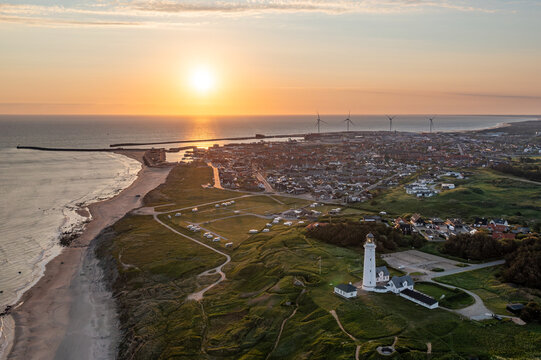Der Leuchtturm Hirtshals Fyr bei der Stadt und dem Hafen Hirtshals in D&auml;nemark an der Nordseek&uuml;ste, bei Sonnenaufgang
