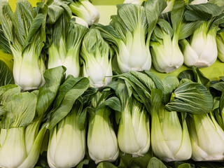Obraz premium Top view of fresh organic bok choy background pattern at local farmers market
