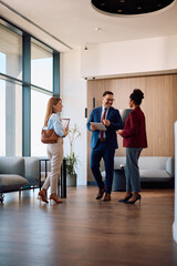 Obraz premium Happy business coworkers talking in office.