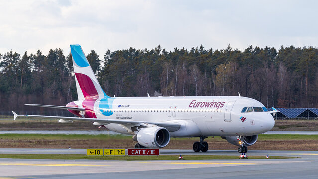 Ein Passagierflugzeug von Eurowings rollt am Flughafen N&uuml;rnberg &uuml;ber den Rollweg nach der Ankunft aus Hurghada. 