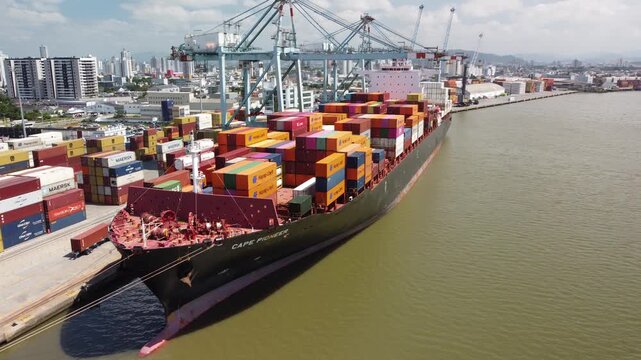 PORTO DE ITAJAI - NAVIO CARGUEIRO EM ITAJA&Iacute;