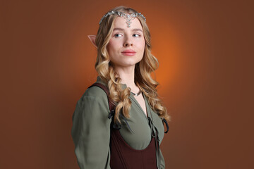 Obraz premium Beautiful girl dressed as elf on brown gradient background