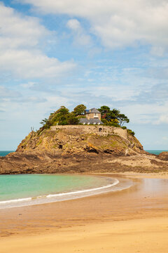 The island of du Guesclin and its fort - France