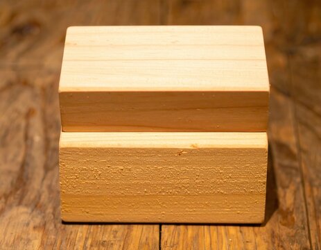 Bloque de madera natural con ranura, ideal para exhibici&oacute;n o soporte sobre fondo r&uacute;stico.