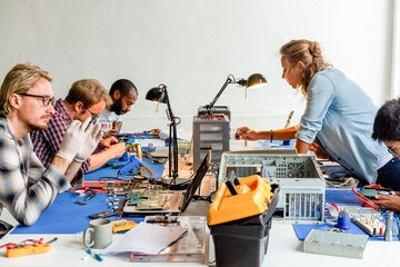 Obraz na płótnie Canvas Collaborative electronics workshop team