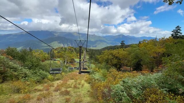 紅葉の山を下るリフトの動画　北海道　日本