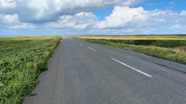 広大な大地を貫く一本道を走る動画　北海道　日本
