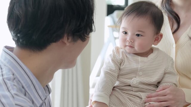  赤ちゃんと遊ぶお父さん　育児、家族コンセプトイメージ