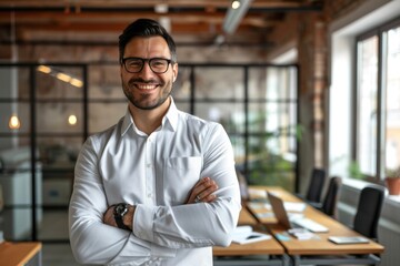 Obraz premium Confident business leader standing smiling glasses.